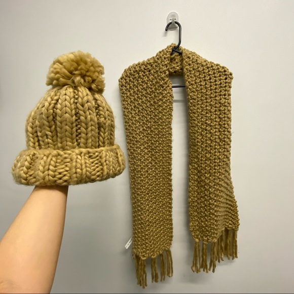 ✨NEW✨ COZY KNIT SCARF AND BEANIE (POMPOM) SET - Picture 1 of 14